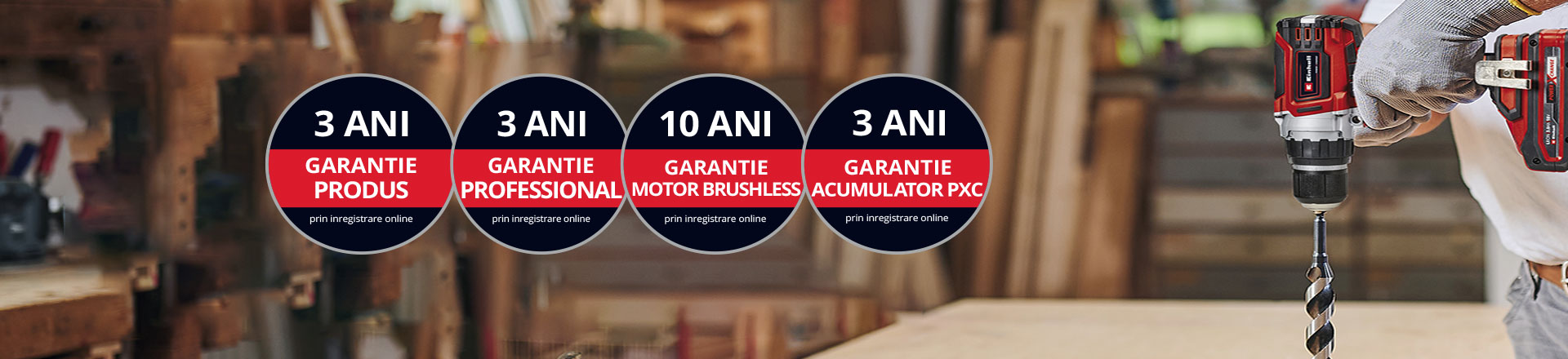 Aici poți vedea un bărbat într-un atelier folosind o bormașină Einhell. În plus, pe imagine au fost plasate pictogramele pentru diferitele tipuri de extindere a garanției. Următoarele tipuri de garanție sunt posibile: ‘Garanție produs’, ‘Garanție Professional’, ‘Garanție Brushless’ și ‘Garanție baterie’.