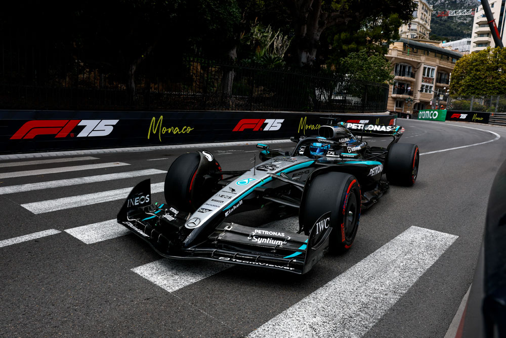 Mașina de Formula 1 pe pista de curse.