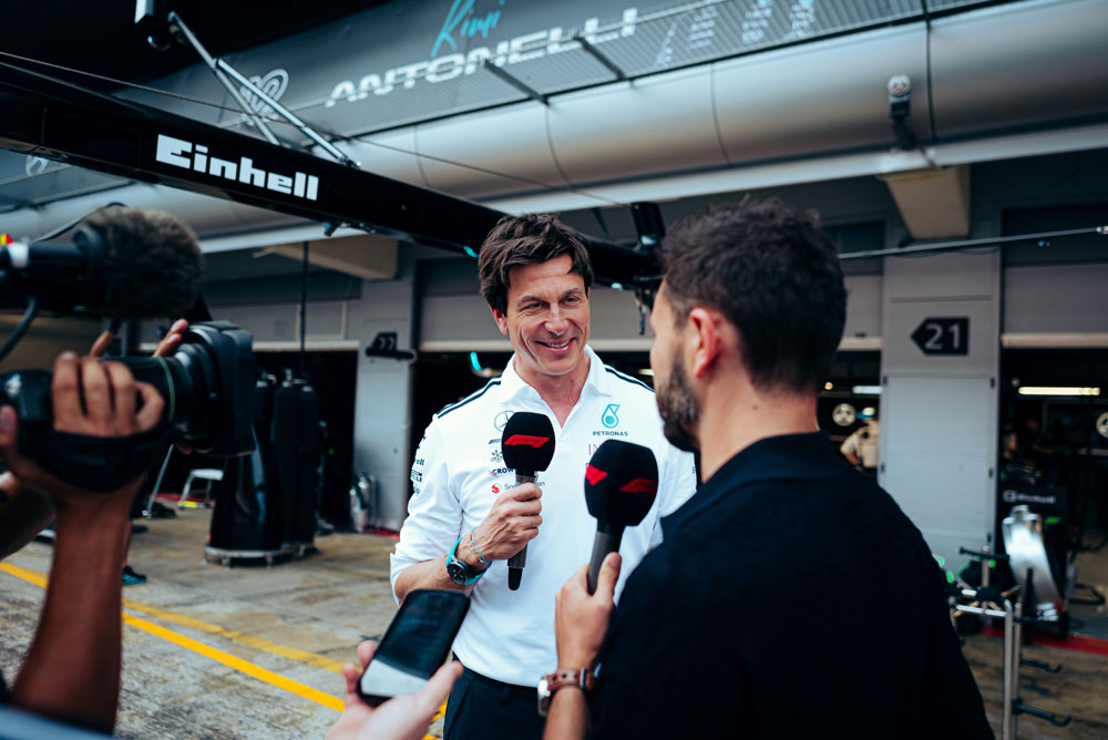 Toto Wolff este intervievat de un reporter.