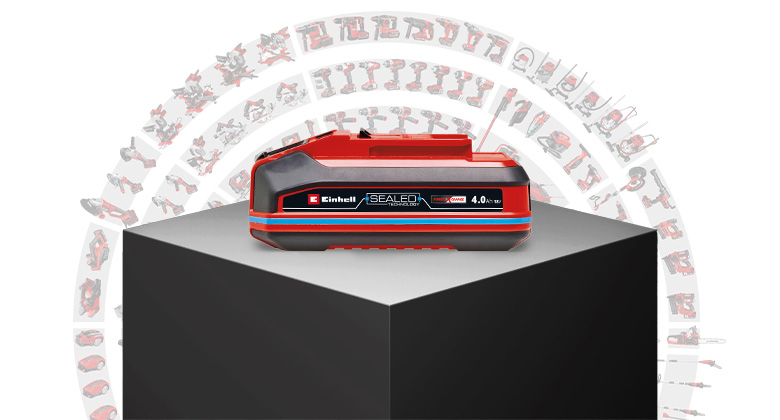 Acumulatorul Einhell SEALED Power X-Change 4,0 Ah pe un podium negru, fundal grafic.